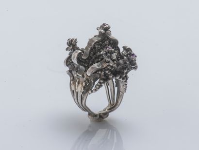 Jean Claude CHAMPAGNAT (1923-1988) Silver sculpture ring (800 ‰) drawing four beaded...