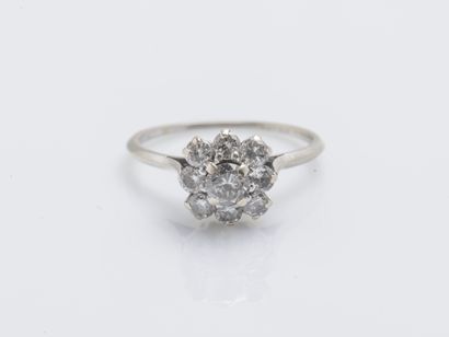 null 18K (750th ‰) white gold flower ring set with a 0.30-carat brilliant-cut diamond...