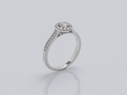 null 18K (750 ‰) white gold ring set with a brilliant-cut diamond weighing approximately...