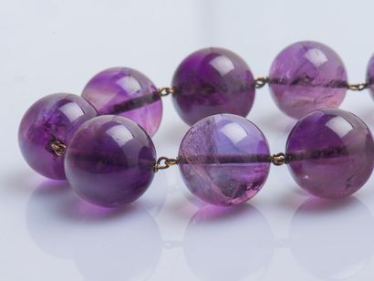 null Necklace composed of a row of amethyst balls in light fall, the clasp in 18K...