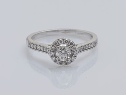 null 18K (750 ‰) white gold ring set with a brilliant-cut diamond weighing approximately...