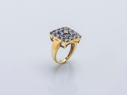 null Yellow gold ring 18 carats (750 ‰) the square-shaped bezel set with oval sapphires...