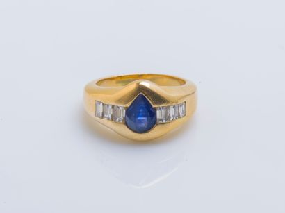 null 18K yellow gold (750 ‰) cambered band ring set with a pear-cut sapphire (chips...
