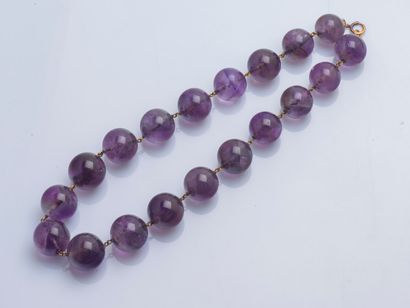 null Necklace composed of a row of amethyst balls in light fall, the clasp in 18K...