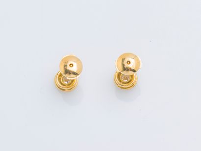 null Pair of 18K (750 ‰) yellow gold earrings each adorned with an approximately...