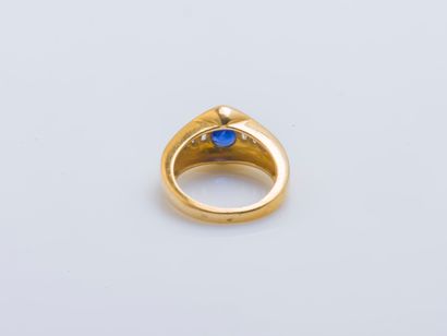 null 18K yellow gold (750 ‰) cambered band ring set with a pear-cut sapphire (chips...
