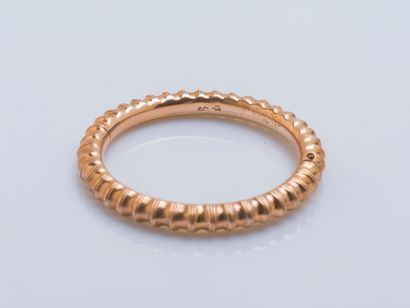 null 9-karat (375 ‰) rose gold child's opening band bracelet chased with springs...