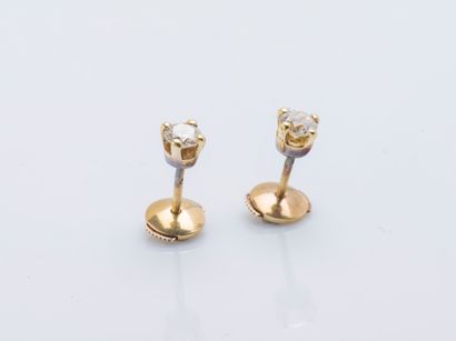 null Pair of 18K (750‰) yellow gold earrings each set with an approximately 0.30...