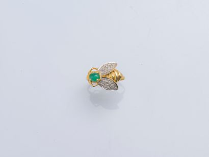 null 18K (750 ‰) yellow gold ring in the form of a bee set with a cabochon emerald...