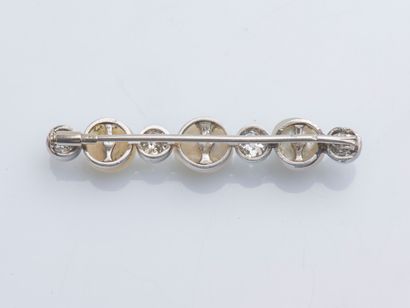 null 18K (750 ‰) white gold barrette brooch adorned with four old-cut diamonds (totaling...