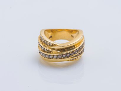 null An 18-karat yellow gold (750 ‰) band ring drawing crisscrossing lines of brown...