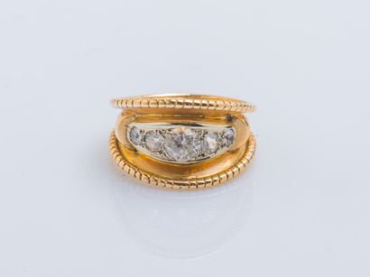 null 18K yellow gold (750 ‰) band ring adorned with five falling white stones, the...