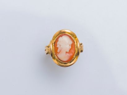 null 18K (750 ‰) yellow gold ring set with a shell cameo featuring a woman in profile....