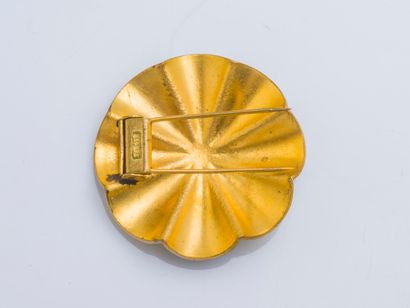 RENE BOIVIN circa 1935
Round clip brooch of the series "irradiante" in gilded metal...
