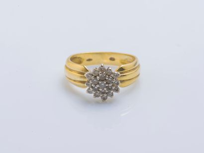 null Flower ring in 18K yellow gold (750 ‰) gadrooned and adorned with a fleurette...