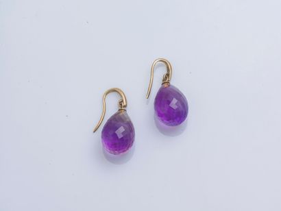 null Pair of gold-plated metal earrings set with a faceted amethyst drop in briolette....