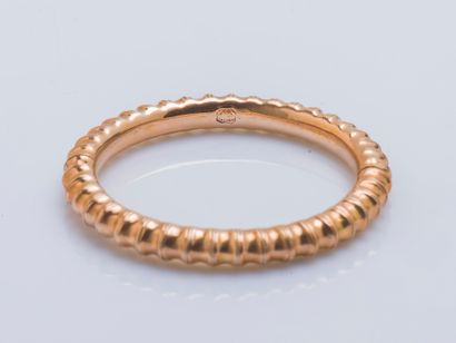 null 9-karat (375 ‰) rose gold child's opening band bracelet chased with springs...