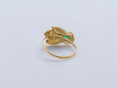 null 18K (750 ‰) yellow gold ring in the form of a bee set with a cabochon emerald...