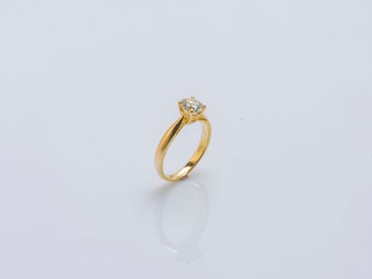 null Solitaire ring in 18k yellow gold (750 ‰) set with a brilliant-cut diamond weighing...