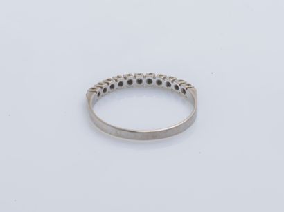 null Fine 14-karat white gold (585 ‰) half wedding band set with round diamonds.
Finger...