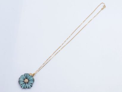 null Chain and flower pendant in 18K yellow gold (750 ‰), the corolla in amazonite...