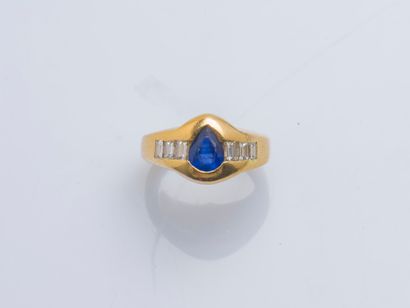 null 18K yellow gold (750 ‰) cambered band ring set with a pear-cut sapphire (chips...