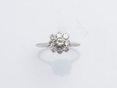 null 18K (750th ‰) white gold flower ring set with a 0.30-carat brilliant-cut diamond...