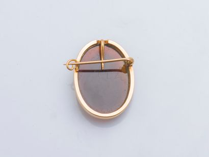 null Oval brooch in 18K yellow gold (750 ‰) adorned with an agate cameo depicting...