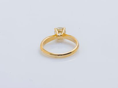 null Solitaire ring in 18k yellow gold (750 ‰) set with a brilliant-cut diamond weighing...