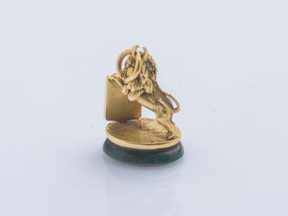 null 18K yellow gold (750 ‰) cachet pendant featuring a lion bearing an encrypted...