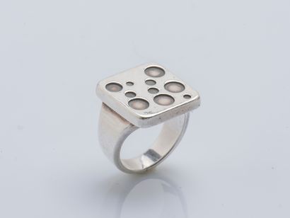 Magnus STEFFENSEN pour Georg JENSEN Silver ring (925 ‰) the square-shaped bezel adorned...