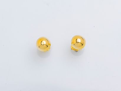 null Pair of ear studs each drawing a ball of 18-karat yellow gold (750 ‰) (sunken)....