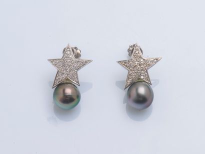 null Pair of 18K (750 ‰) white gold earrings each formed by a star set with brilliant-cut...