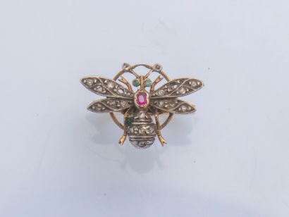 null 18K (750 ‰) yellow gold ring with bee motif set with rose-cut diamonds (missing),...