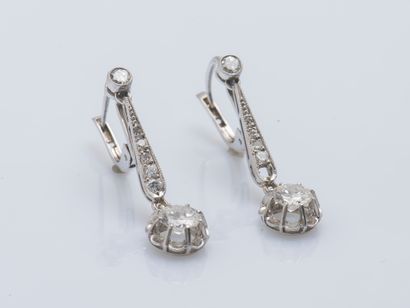 null Pair of 18k white gold (750 ‰) and platinum (950 ‰) earrings each adorned with...