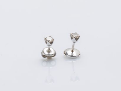 null Pair of 18K (750 ‰) white gold earrings each set with a brilliant-cut diamond...