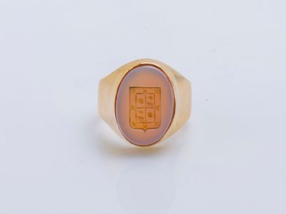 null Chevalière in 18K yellow gold (750 ‰) set with an intaglio engraved with a coat...