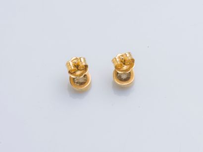 null Pair of 18K (750 ‰) yellow gold earrings adorned with old-cut diamonds of approximately...