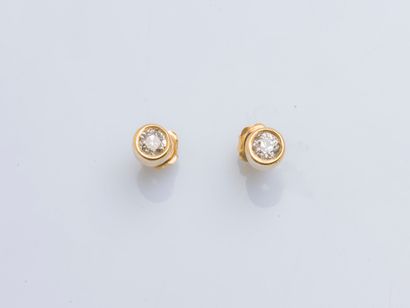null Pair of 18K (750 ‰) yellow gold earrings adorned with old-cut diamonds of approximately...