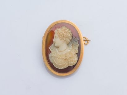 null Broche ovale en or jaune 18 carats (750 ‰) ornée d'un camée en agate figurant...