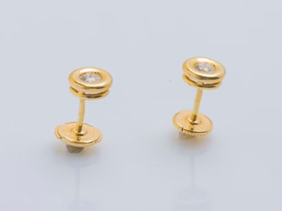 null Pair of 18K (750 ‰) yellow gold earrings each adorned with an approximately...