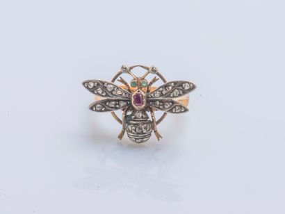 null 18K (750 ‰) yellow gold ring with bee motif set with rose-cut diamonds (missing),...