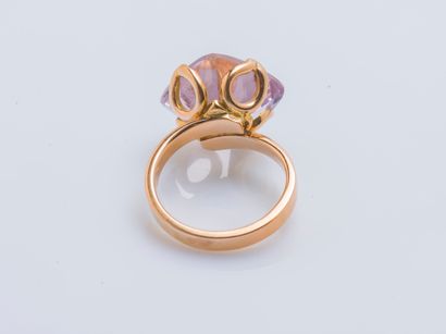 SUPERORO 18K (750 ‰) rose gold ring set with a cushion-cut rose quartz, the openwork...