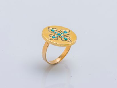 null Ring in 18K yellow gold (750 ‰) the pastille bezel decorated with a cross set...
