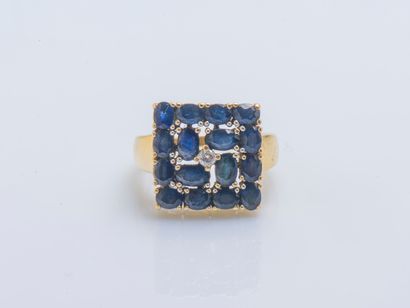 null Yellow gold ring 18 carats (750 ‰) the square-shaped bezel set with oval sapphires...