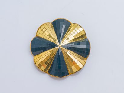 RENE BOIVIN circa 1935
Round clip brooch of the series "irradiante" in gilded metal...