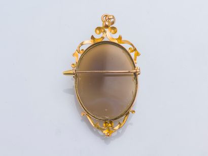 null 18K yellow gold (750 ‰) pendant brooch adorned with an agate cameo depicting...