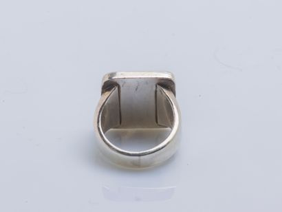 Magnus STEFFENSEN pour Georg JENSEN Silver ring (925 ‰) the square-shaped bezel adorned...