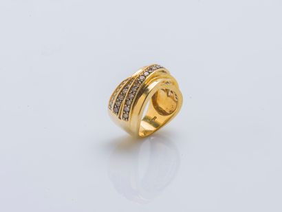 null An 18-karat yellow gold (750 ‰) band ring drawing crisscrossing lines of brown...