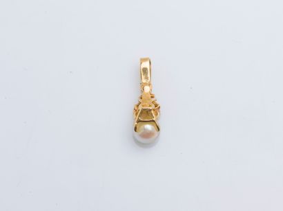 null Pendant in 18K yellow gold (750 ‰) set with brilliant-cut diamonds and a cultured...